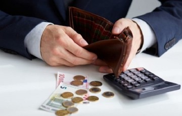 Οι «επιπτώσεις» στο πορτοφόλι μας από την αύξηση του ΦΠΑ