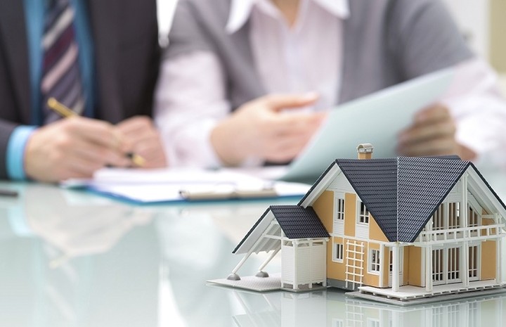 Ποιοι πολιτικοί παίζουν στα... δάχτυλα το real estate