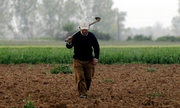  Στο στόχαστρο 350.000 φορολογούμενοι αγρότες