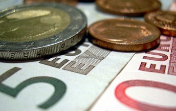 Υποχωρεί το ευρώ