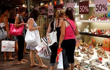 Ξεκινούν τη Δευτέρα οι εκπτώσεις