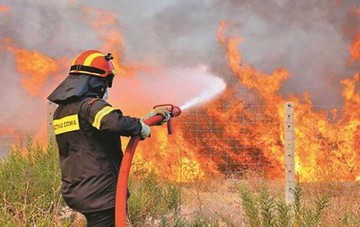 Φωτιά ξέσπασε στη Ραφήνα