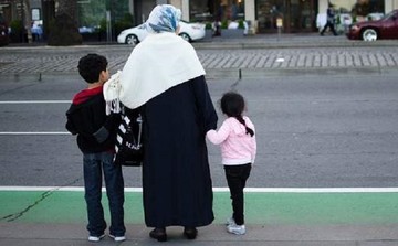 Διχασμένοι οι Γερμανοί για τη μεταναστευτική πολιτική της Μέρκελ