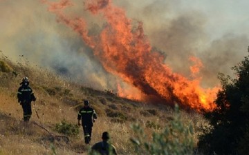 Πύρινα μέτωπα σε Χίο- Μενίδι- Ασπρόπυργο