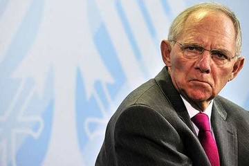 Handelsblatt: Τα επιτόκια του Ντράγκι "σώσανε" τον Σόιμπλε