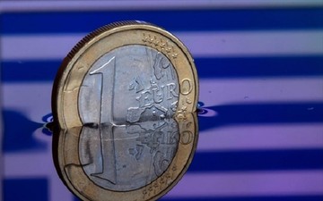 Πτωτικά κινείται το ευρώ