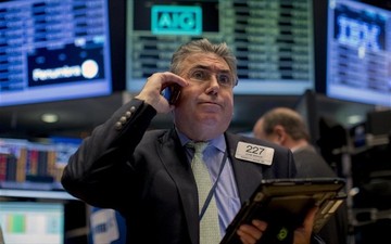 WS: Πολλαπλές πιέσεις με το βλέμμα σε Apple και Fed