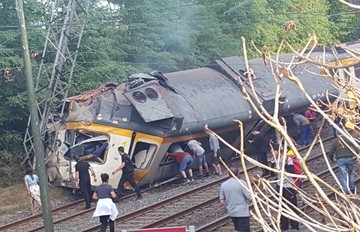 Εκτροχιασμός τρένου στην Ισπανία- Τουλάχιστον τέσσερις οι νεκροί 