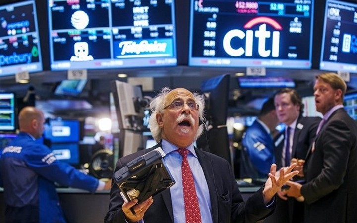 WS: Στα "κόκκινα" οι δείκτες με πιέσεις από Fed και αργό