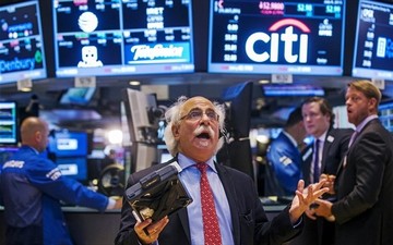 WS: Στα "κόκκινα" οι δείκτες με πιέσεις από Fed και αργό