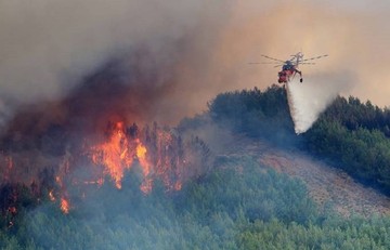 Συνεχίζεται η «μάχη» με τις φλόγες στη Θάσο
