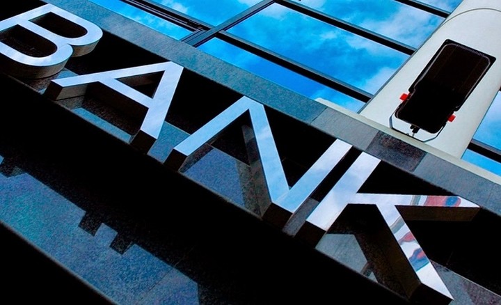 Ποια τράπεζα περικόπτει 1.375 θέσεις εργασίας