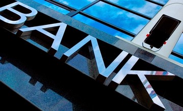 Ποια τράπεζα περικόπτει 1.375 θέσεις εργασίας