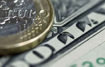 Υποχωρεί το ευρώ έναντι του δολαρίου