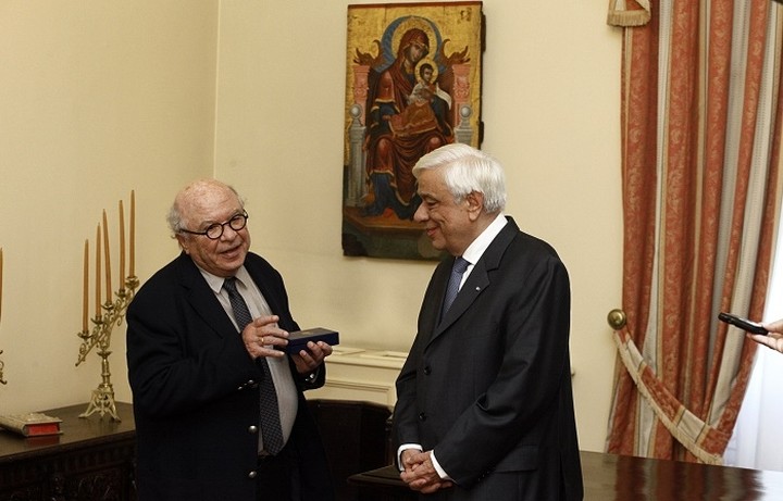 Ο Παυλόπουλος απένειμε στον Κυριακόπουλο τον Χρυσό Σταυρό του Τάγματος του Φοίνικος