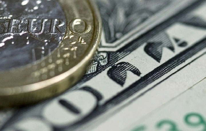 Υποχωρεί το ευρώ έναντι του δολαρίου 