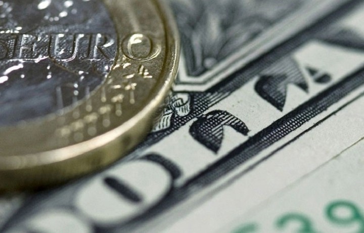 Υποχωρεί το ευρώ έναντι του δολαρίου