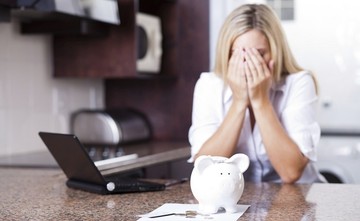 Ποιες δαπάνες περιορίζουν τα ελληνικά νοικοκυριά