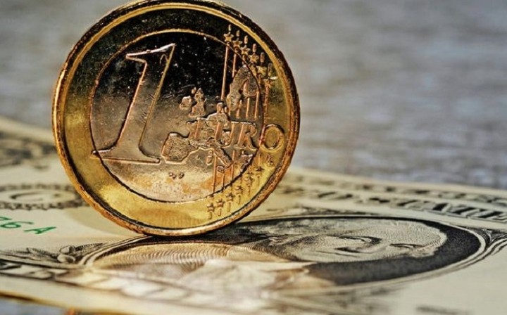 Υποχωρεί το ευρώ έναντι του δολαρίου