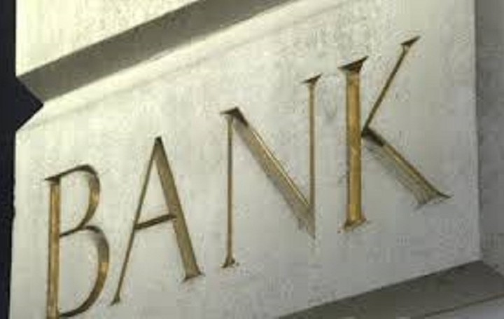 Ποια τράπεζα μειώνει το προσωπικό και κλείνει 500 καταστήματα