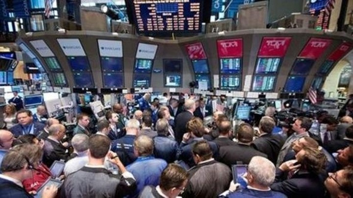 Πιέσεις στη Wall Street εν μέσω μπαράζ εταιρικών