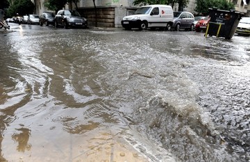 Σοβαρά προβλήματα στην Αττική από το ξαφνικό μπουρίνι
