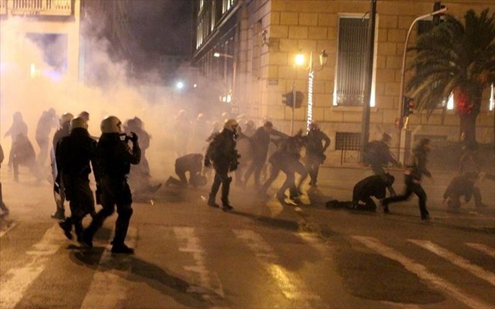 Επεισόδια και πετροπόλεμος ανάμεσα σε αντιεξουσιαστές και ΜΑΤ στο Πολυτεχνείο
