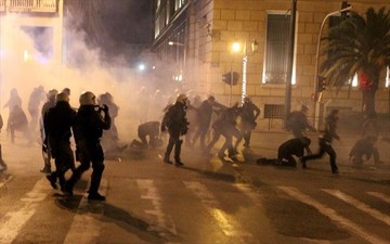 Επεισόδια και πετροπόλεμος ανάμεσα σε αντιεξουσιαστές και ΜΑΤ στο Πολυτεχνείο