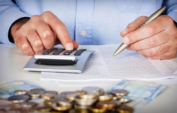 Πώς μπορείτε να κλείσετε τα βιβλία της εφορίας με 100 ευρώ