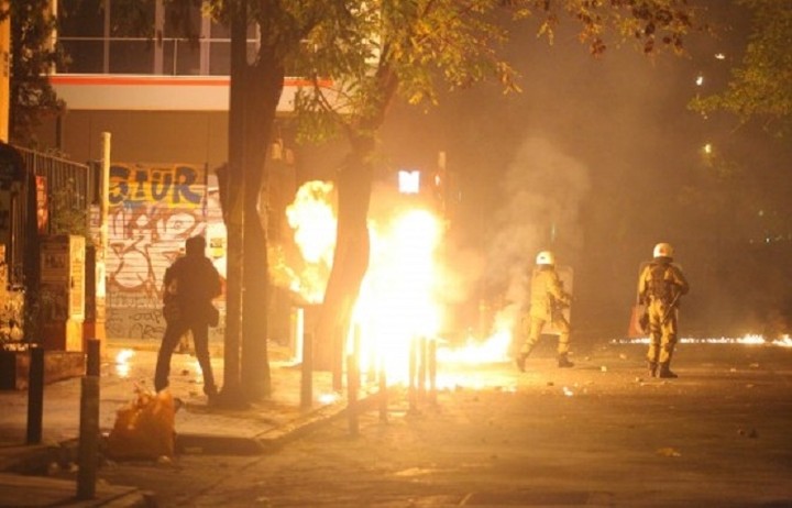 Πεδίο μάχης τα Εξάρχεια μετά την πορεία για τον Γρηγορόπουλο