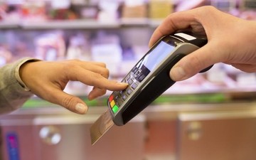 Εξαιρούνται από το «χτίσιμο» του αφορολόγητου με κάρτες οι ηλικιωμένοι και τα ΑμΕΑ