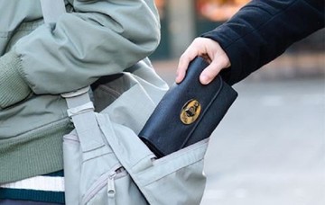 ΕΛ.ΑΣ: Προσοχή στα πορτοφόλια σας ειδικά σε χώρους με συνωστισμό