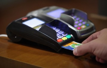 Ιδού ποια μέρα σας συμφέρει να πληρώσετε ΕΝΦΙΑ και τέλη ΙΧ με κάρτα