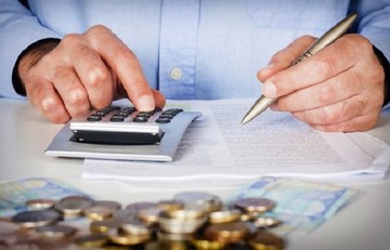 Το «δοσολόγιο» των ασφαλιστικών εισφορών –Πόσα θα πληρώνουν ελεύθεροι επαγγελματίες και «μπλοκάκηδες»