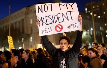 Κορυφώνονται οι διαδηλώσεις κατά του Τραμπ