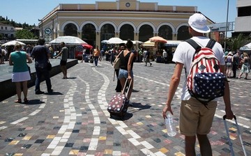 Λιγότερα λεφτά άφησαν οι τουρίστες το 2016