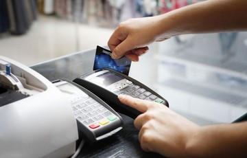 Ιδού πώς θα λειτουργεί η λοταρία της εφορίας για αγορές με πλαστικό χρήμα