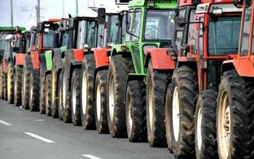 Οι αγρότες κλείνουν τις εθνικές οδούς Πατρών-Πύργου και Πατρών-Κορίνθου