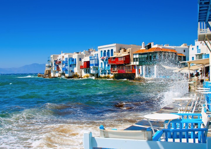 Στο "σφυρί" βίλες σε Μύκονο και Σαντορίνη