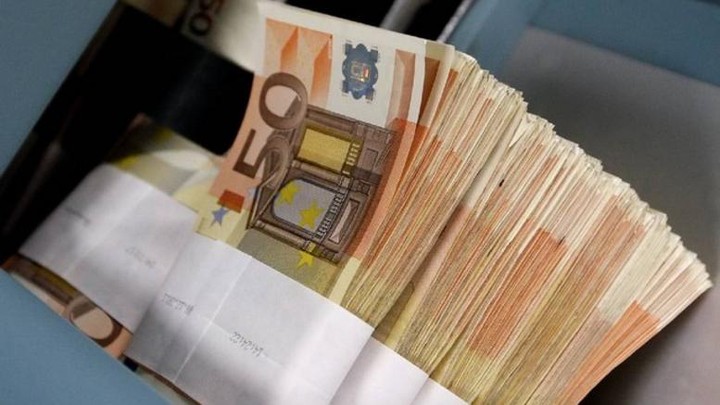 Με το... κιάλι η άρση των capital controls - Συνεχίζονται οι εκροές καταθέσεων