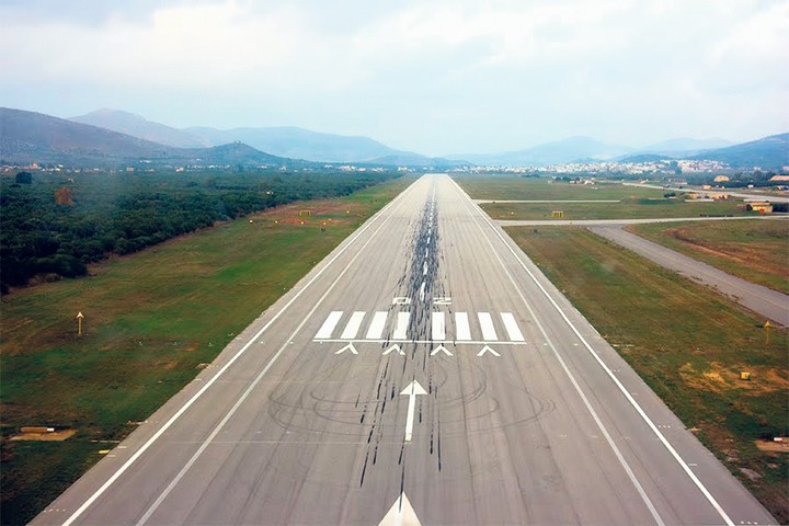 Μετά τα αεδροδρόμια, στο σφυρί λιμάνια και μαρίνες. (Λίστα)