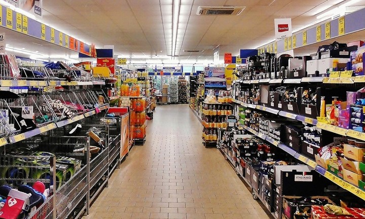 Φουντώνει ο πόλεμος των προσφορών στα ράφια των supermarket