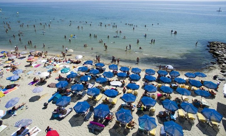Δημοπρασίες για καντίνες και ομπρέλες στις παραλίες – Ποιοι διαγωνισμοί τρέχουν 