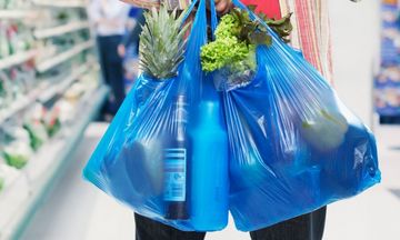 Επιμένει 1 στους 10 καταναλωτές στην πλαστική σακούλα 