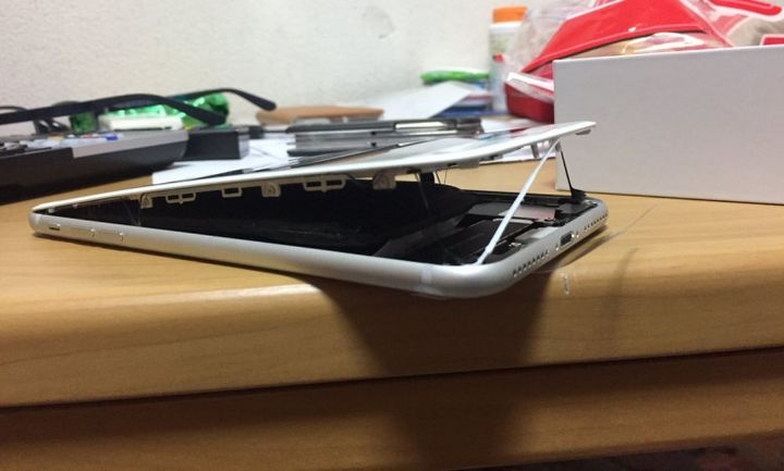 «Σκάνε» τα νέα iPhone και ανοίγουν στα δύο