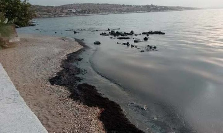 Ποιες παραλίες παραδίδονται καθαρές μετά τη ρύπανση στον Σαρωνικό