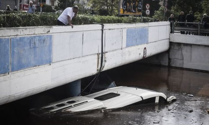 Εφιάλτης από τη νεροποντή στη Μάνδρα και τα Μέγαρα