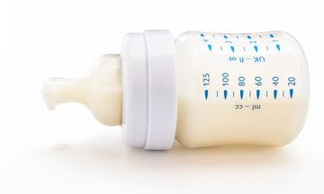 Πώς θα αποζημιωθούν οι καταναλωτές από τις ανακαλούμενες παρτίδες βρεφικού γάλακτος 