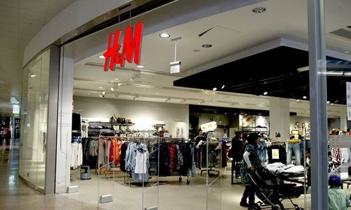 Αναδίπλωση από την H&M για να μαζέψει τις αντιδράσεις