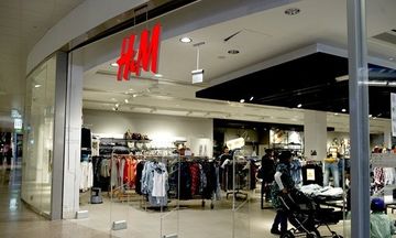Αναδίπλωση από την H&M για να μαζέψει τις αντιδράσεις
